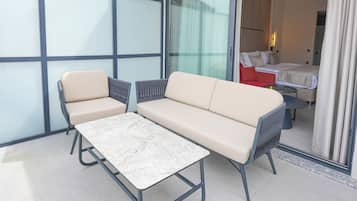 Deluxe Studio Suite, Balcony | Desk, soundproofing, free WiFi, bed sheets