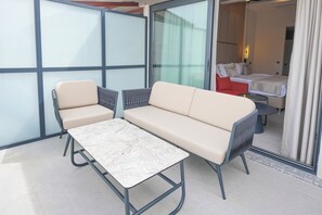 豪華開放式套房, 陽台 | 書桌、隔音、免費無線上網、床單