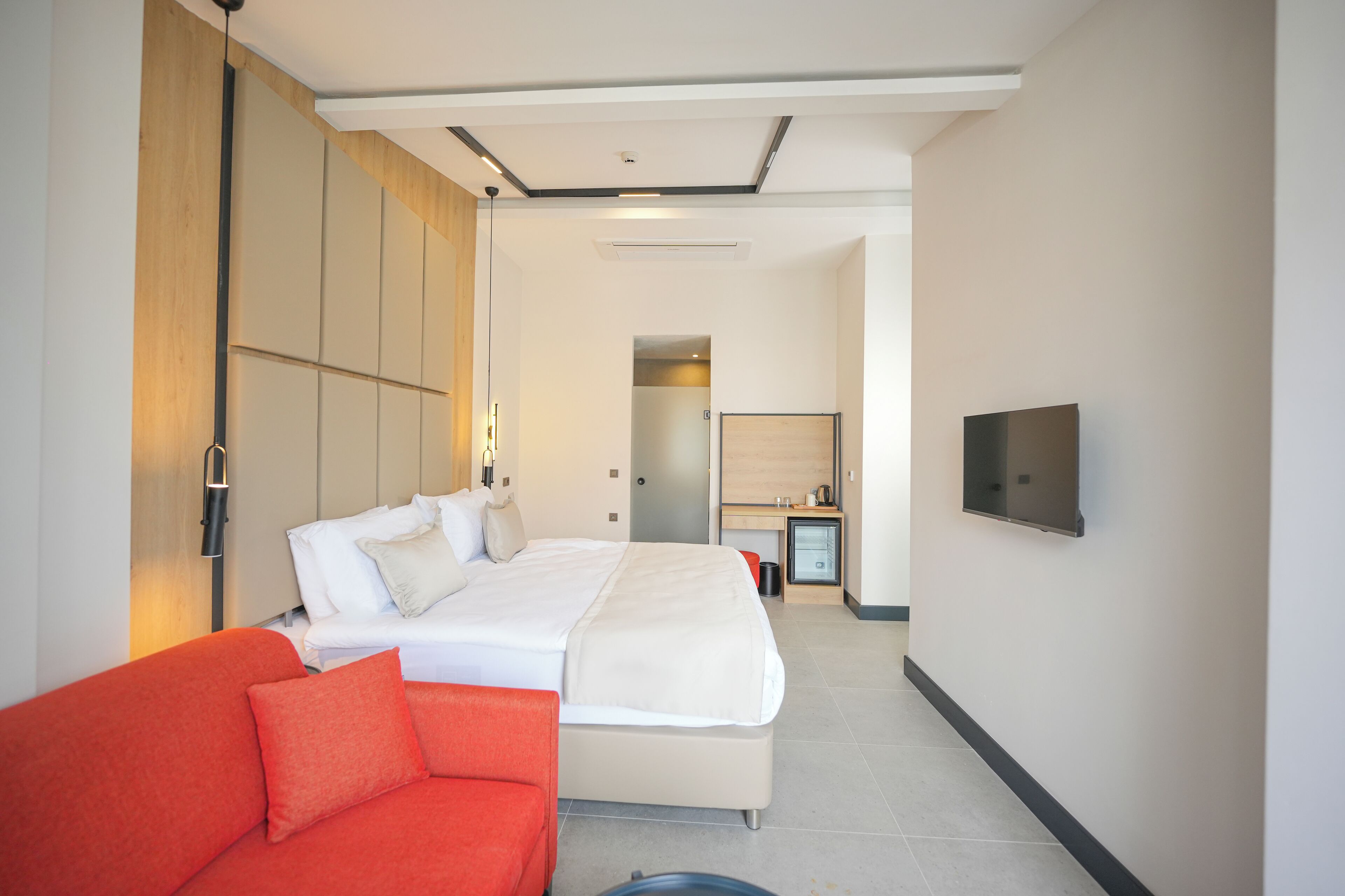 Desk, soundproofing, free WiFi, bed sheets