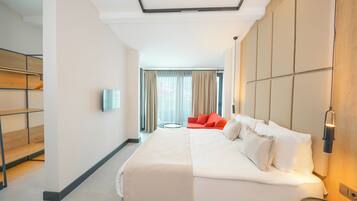 Deluxe Studio Suite | Desk, soundproofing, free WiFi