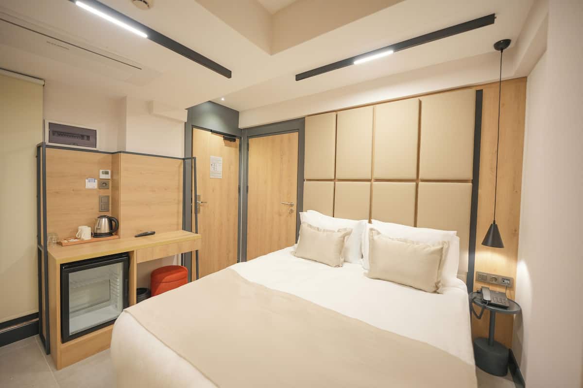 Desk, soundproofing, free WiFi, bed sheets