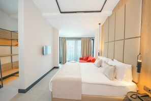 Een bureau, geluiddichte muren, gratis wifi, beddengoed