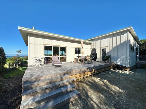 Kakanui Coastal Living with Panoramic Ocean Views