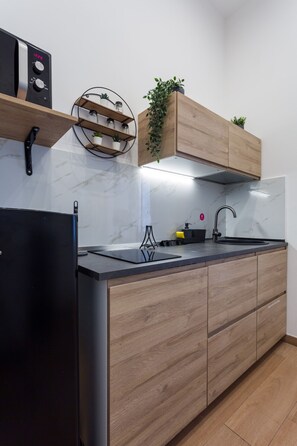 Frigorífic, forn, placa de cuina i cafetera i tetera 