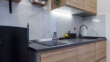 KĂŒhlschrank, Ofen, Herdplatte, Wasserkocher mit Kaffee-/Teezubehör