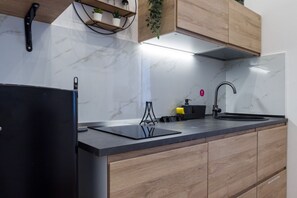 Fridge, oven, stovetop, coffee/tea maker