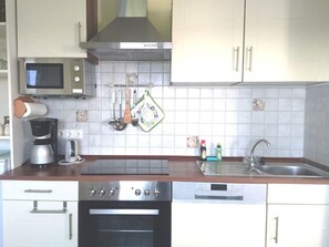 Hus | Eget kök | Kylskåp, diskmaskin, kaffe- och tebryggare och vattenkokare