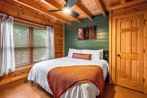 4 bedrooms, WiFi, bed sheets - Smoky Haven Retreat by Beyond Expectations: 4BR w/ Hot Tub, Game Rooms & Views (Pigeon Forge)
