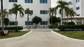 Apartment, 3 Bedrooms, Accessible, Smoking | Property grounds