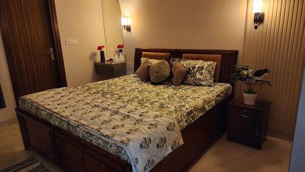 2 bedrooms, desk, iron/ironing board, WiFi