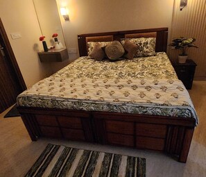 2 habitaciones, escritorio, tabla de planchar con plancha y wifi 