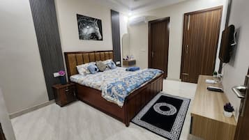 2 bedrooms, desk, iron/ironing board, WiFi