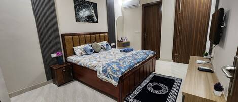 2 bedrooms, desk, iron/ironing board, WiFi