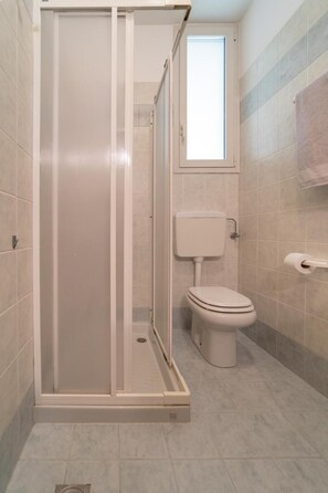 Chuveiro, toalhas de banho