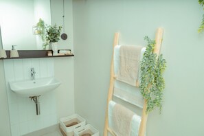 Douche, serviettes fournies, savon, papier toilette