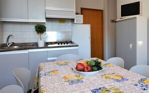 Kühlschrank, Mikrowelle, Herdplatte, Wasserkocher mit Kaffee-/Teezubehör