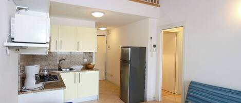 Kylskåp, mikrovågsugn, spishäll och diskmaskin