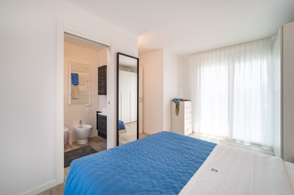 2 bedrooms, internet, bed sheets