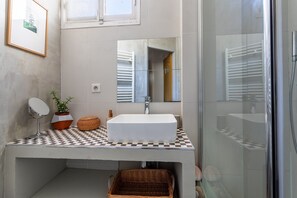 Dusche, Haartrockner, Handtücher