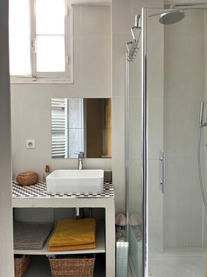 Shower, hair dryer, towels - Berlioz Blue AP4458 by Riviera Holiday Homes (Niza)