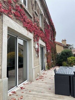 屋外ダイニングエリア