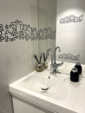 Douche, sèche-cheveux, serviettes fournies, savon