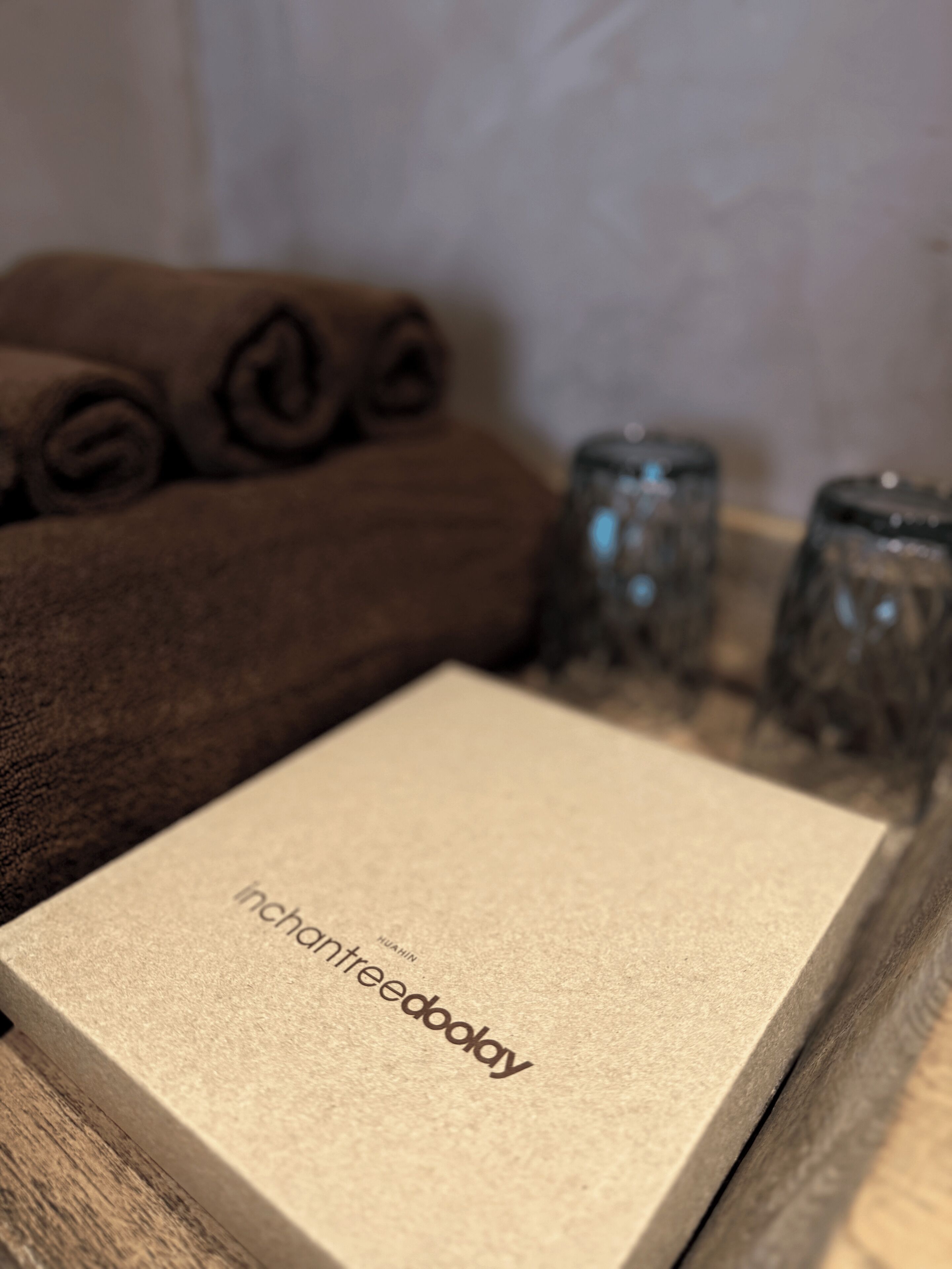 Una caja beige con textura y la inscripción 