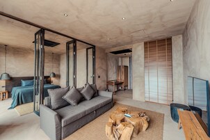 Suite, Sea View | Iron/ironing board, free cribs/infant beds, rollaway beds, free WiFi