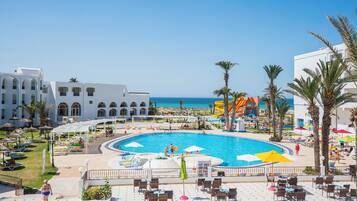 Innenpool, Außenpool (je nach Saison geöffnet)