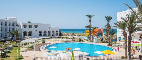 Piscine intérieure, piscine extérieure en saison