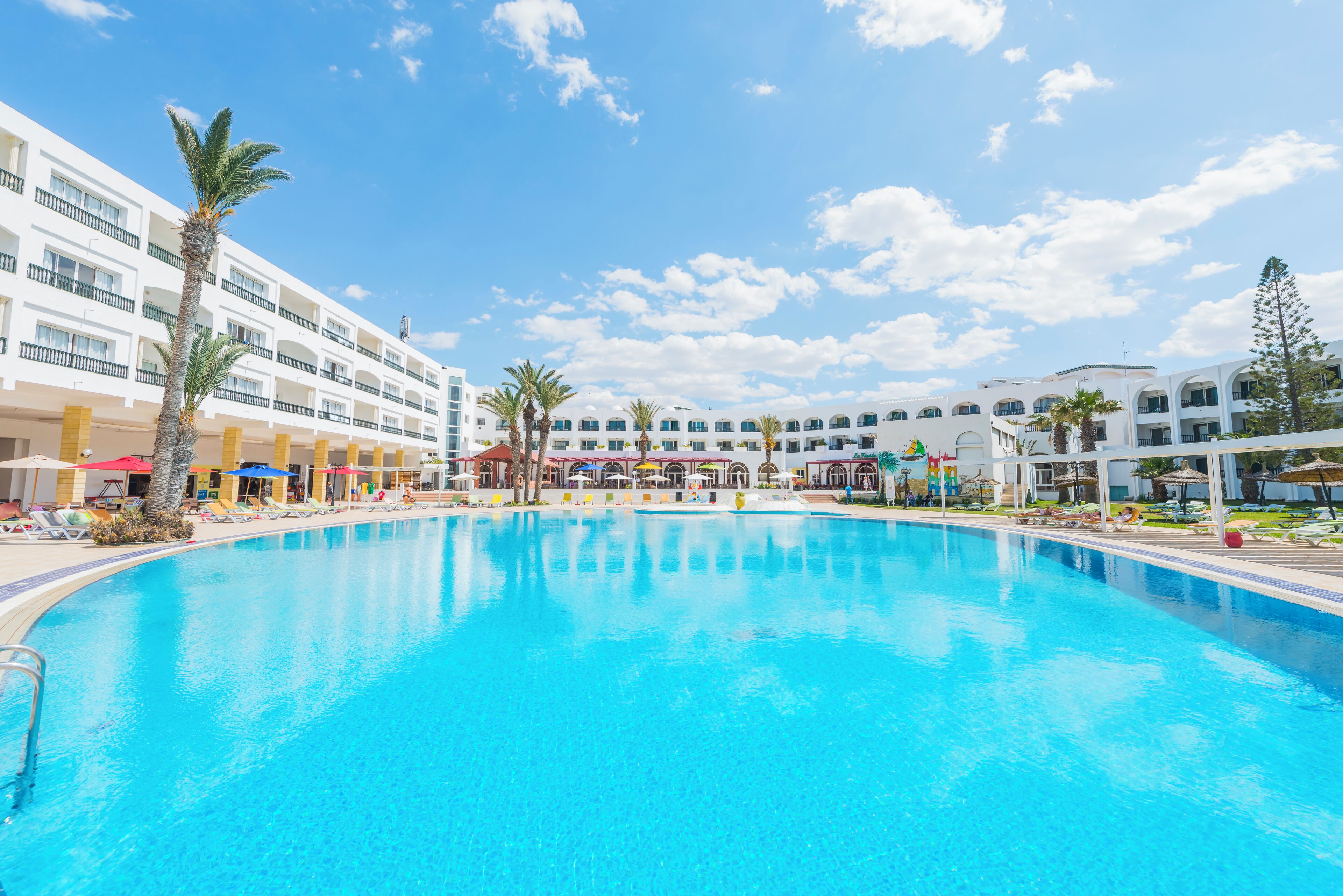 Una piscina techada, una piscina al aire libre de temporada