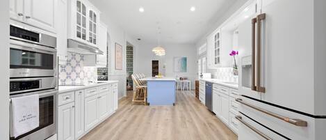 Een koelkast, een microgolfoven, een oven, een kookplaat