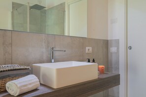Shower, free toiletries, bidet, towels - Blooms by the Lake by Rent all Como (Trezzone)