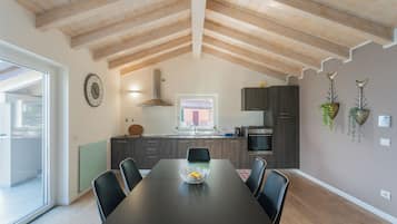 Lägenhet (1 Bedroom) | Vardagsrum | 32-tums smart-tv med digitalkanaler