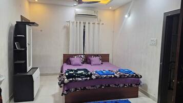 2 Schlafzimmer, Schreibtisch, Bügeleisen/Bügelbrett, WLAN