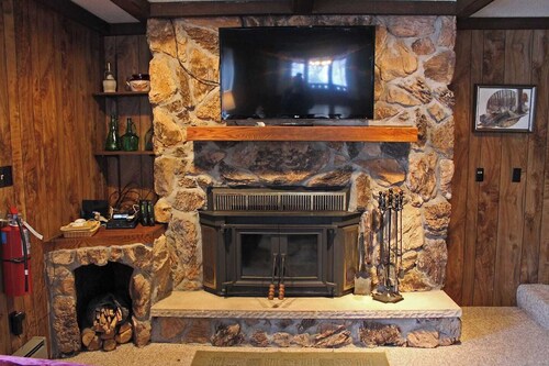 A Large Trailside Vacation Home with 2 Large Fireplaces