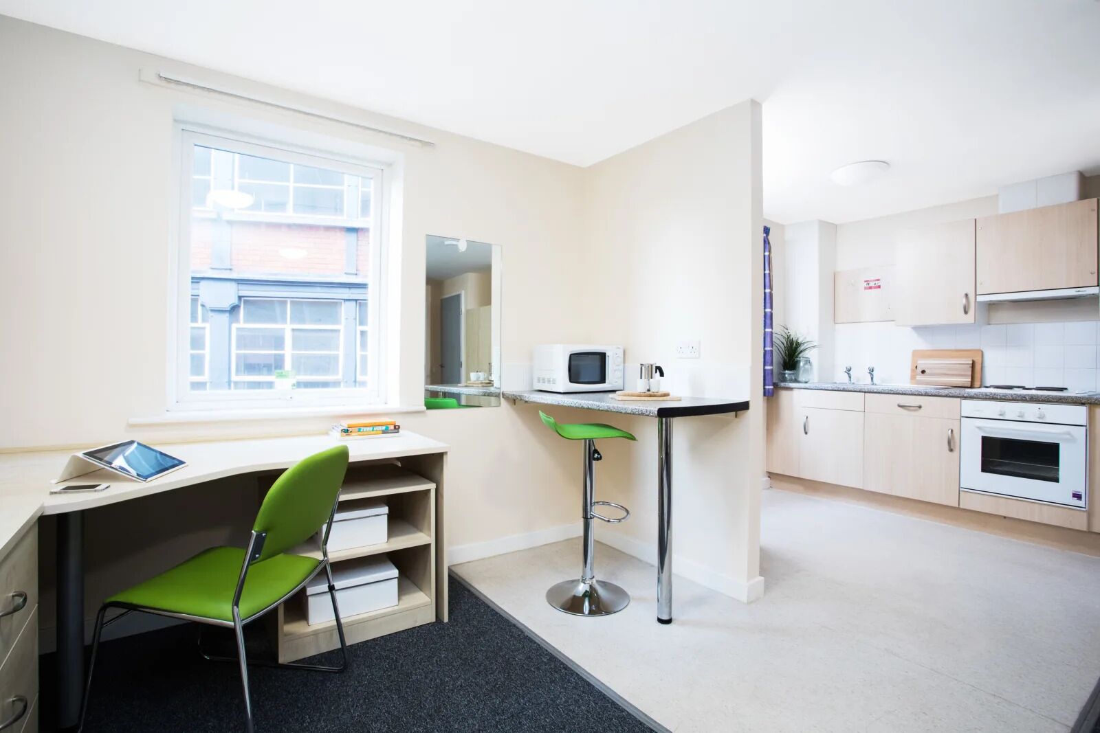 Studio, không hút thuốc | Bàn, khu vực làm việc phù hợp cho laptop, màn/rèm cản sáng 