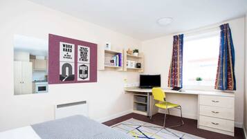 Phòng đơn, không hút thuốc | Bàn, khu vực làm việc phù hợp cho laptop, màn/rèm cản sáng