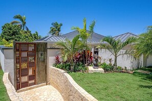 Fachada de la propiedad