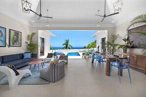 Villa, vistas al mar | Zona de estar | Una televisión