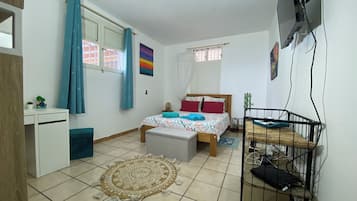 1 chambre, bureau, fer et planche Ă repasser, lit parapluie