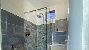 A bathroom with a shower, toilet, and sink. - Nid bleu in Schoelcher: calm, escape, sea view, nature, beaches and amenities (Schoelcher)