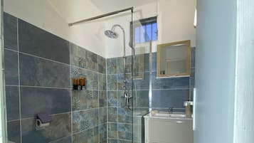 SĂšche-cheveux, serviettes fournies, savon, papier toilette