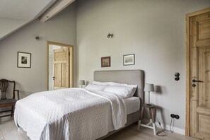 5 間睡房、書桌、熨斗/熨衫板、可攜式嬰兒床