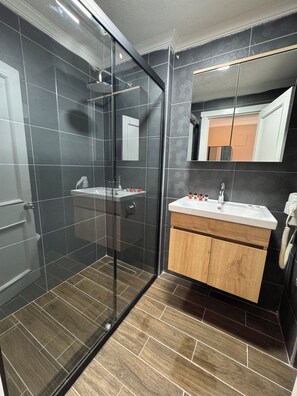 Deluxe-Zimmer | Badezimmer | Dusche, kostenlose Toilettenartikel, Haartrockner, Bademäntel