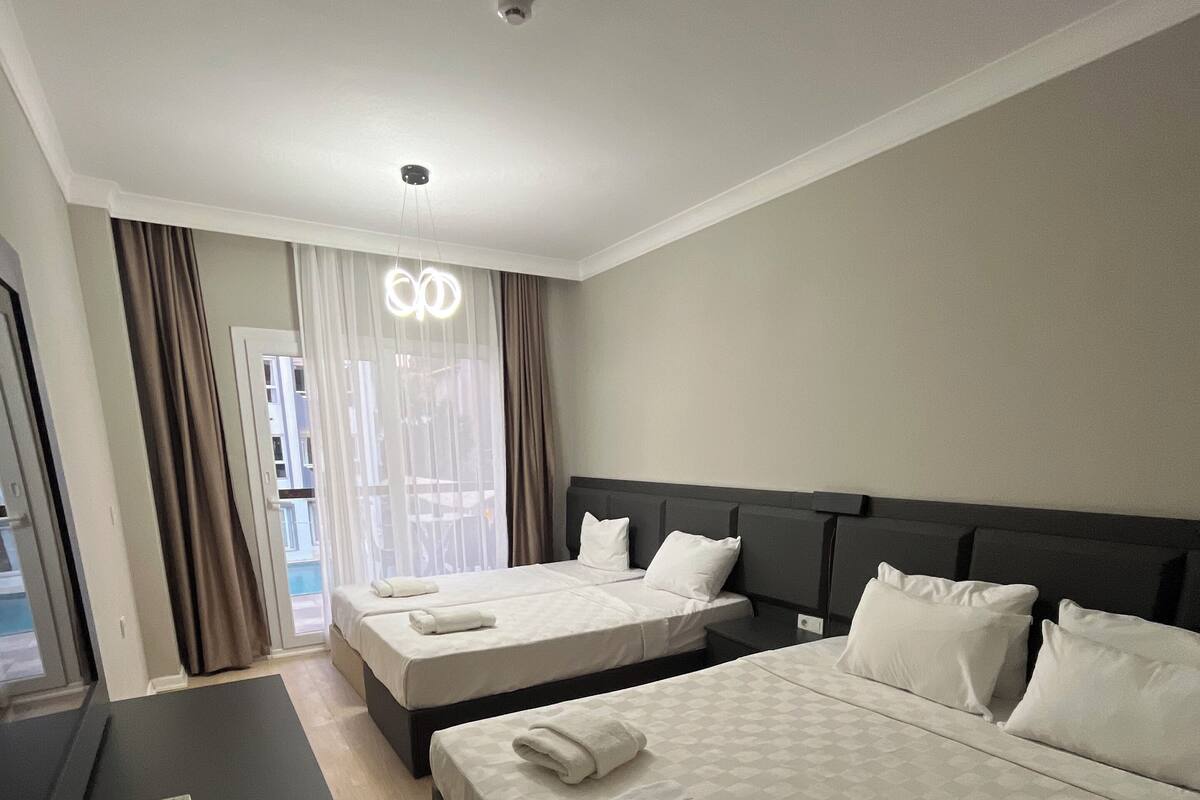 Una habitación de hotel con dos camas, un escritorio y televisión.
