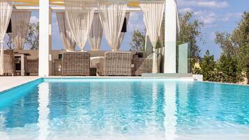Una piscina cubierta, una piscina al aire libre de temporada