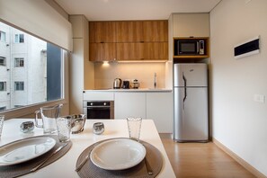 Een koelkast, een microgolfoven, een oven