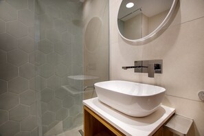 Een haardroger, handdoeken