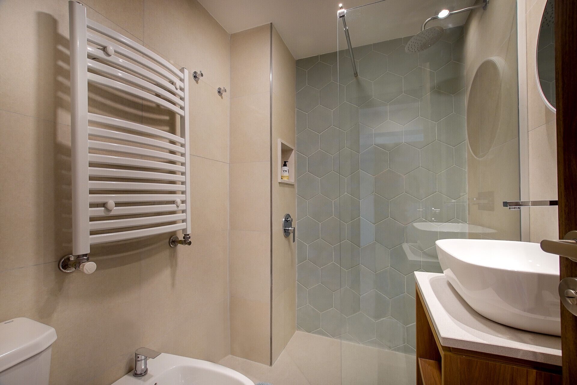 Secador de cabelo, toalhas de banho